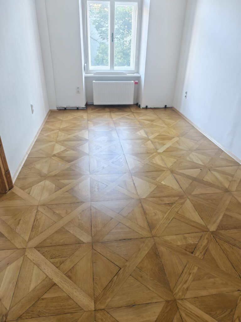 Gleichmäßig geschliffenes und seidenmatt versiegeltes Tafelparkett im Nebenzimmer, Altbau Graz