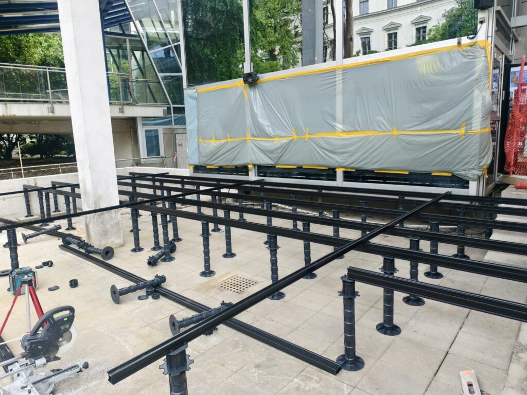 Montage der Alu-Unterkonstruktion Quickbuild auf höhenverstellbaren Stelzlagern, Terrassensanierung TU Graz