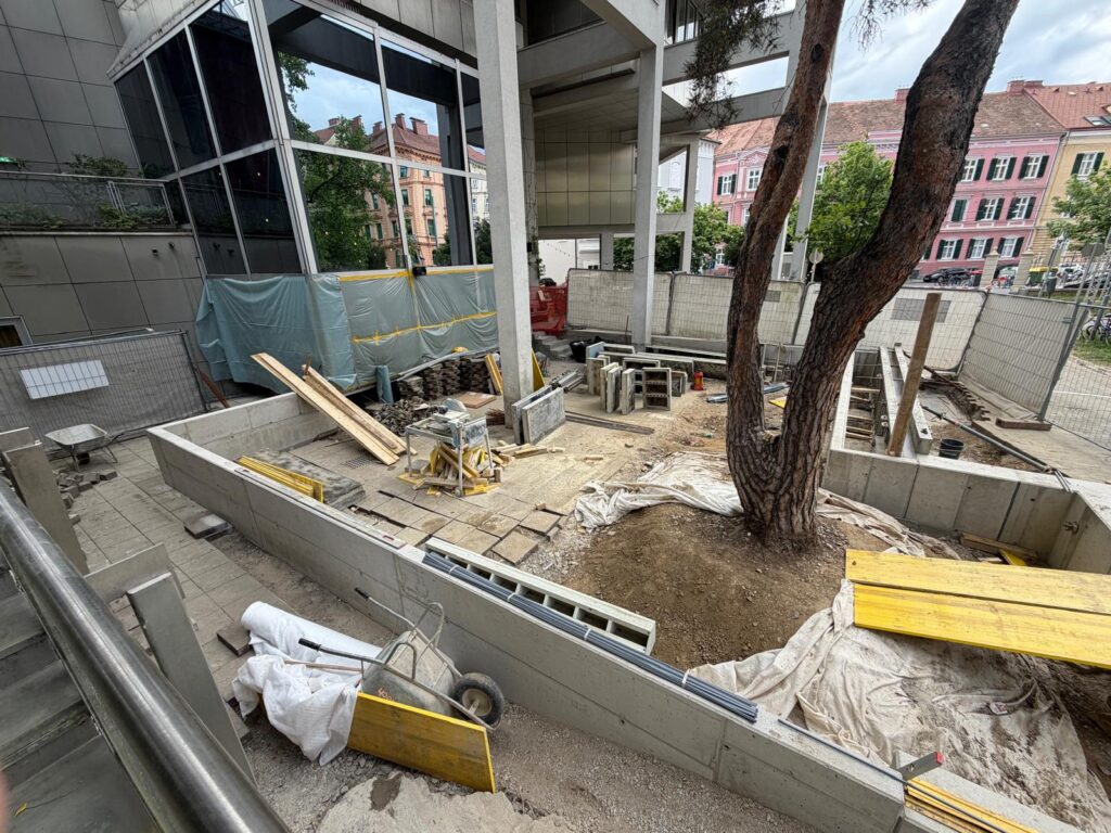 Baustelle der Terrassensanierung an der TU Graz mit fertig betoniertem Rahmen vor Beginn der Alu-Unterkonstruktion