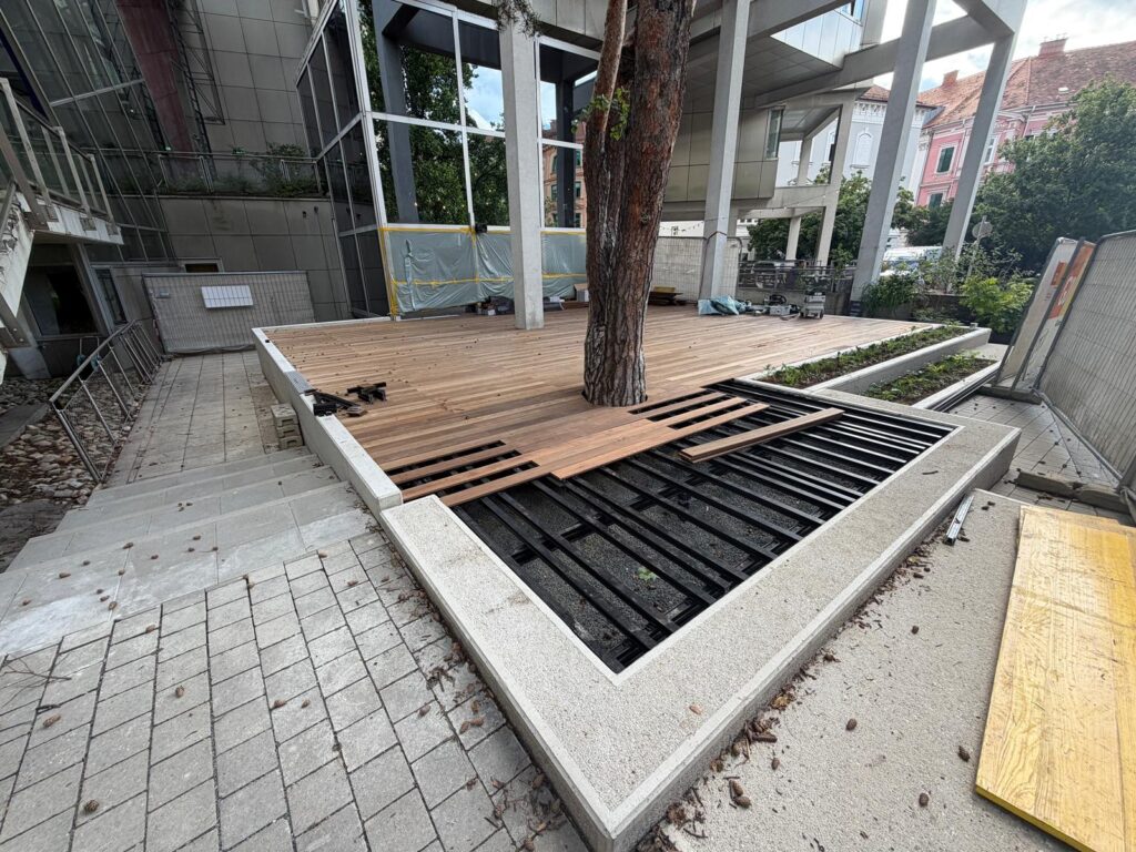 Verlegung der Thermoesche-Dielen auf der Alu-Unterkonstruktion, halbfertige Terrassenfläche
