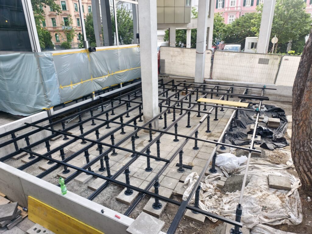 Fertig ausgerichtetes Alu-Traggerüst der Terrasse mit Quickbuild-Profilen, Cafe Kork TU Graz