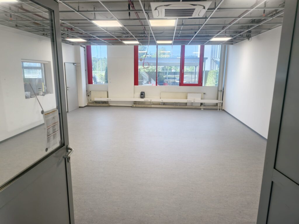 Gesamtansicht der fertig verlegten 56 m² Linoleumfläche im Betriebsgebäude MAGNA Ilz