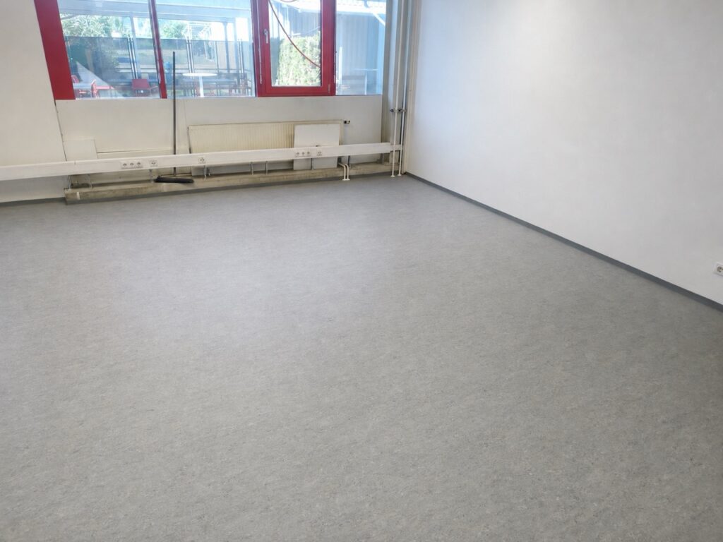 Fertig verlegter und verschweißter Linoleumboden in Grau, 56 m² Raum bei MAGNA in Ilz