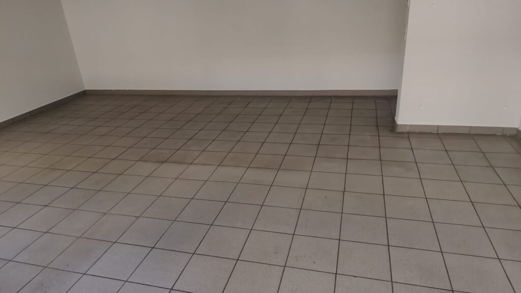 Bestehender Fliesenboden vor dem Anschleifen als Untergrund für die Parkettverklebung