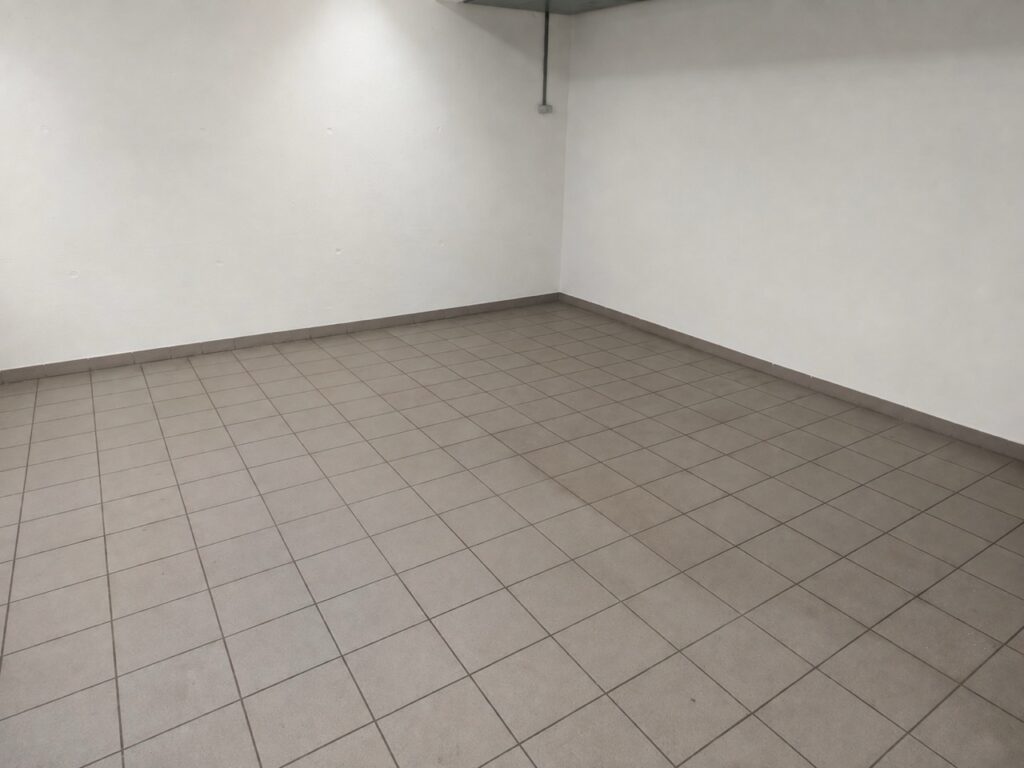 Raum mit altem Fliesenboden vor der Parkettverlegung an der TU Graz